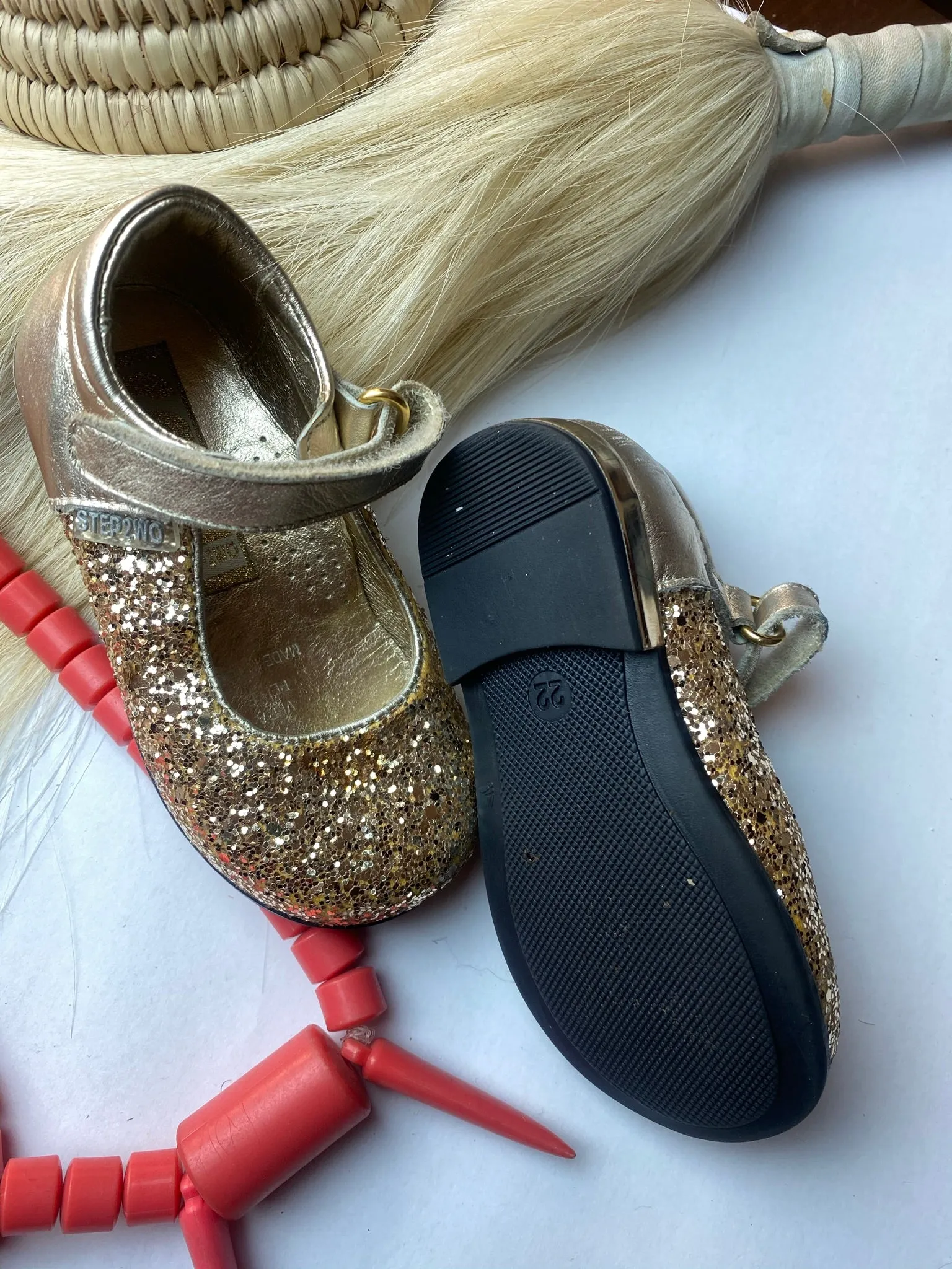 Beautiful gold glitter dressy shoes - Girl's size for 1 to 2 years olds 6UK/23 EU