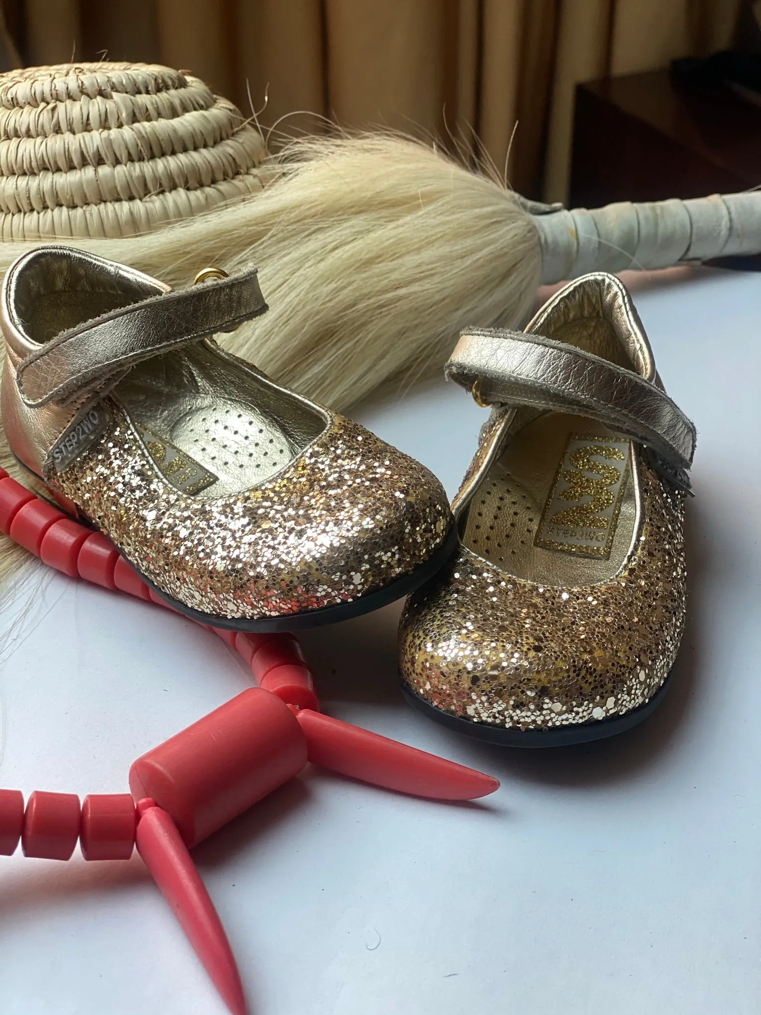 Beautiful gold glitter dressy shoes - Girl's size for 1 to 2 years olds 6UK/23 EU