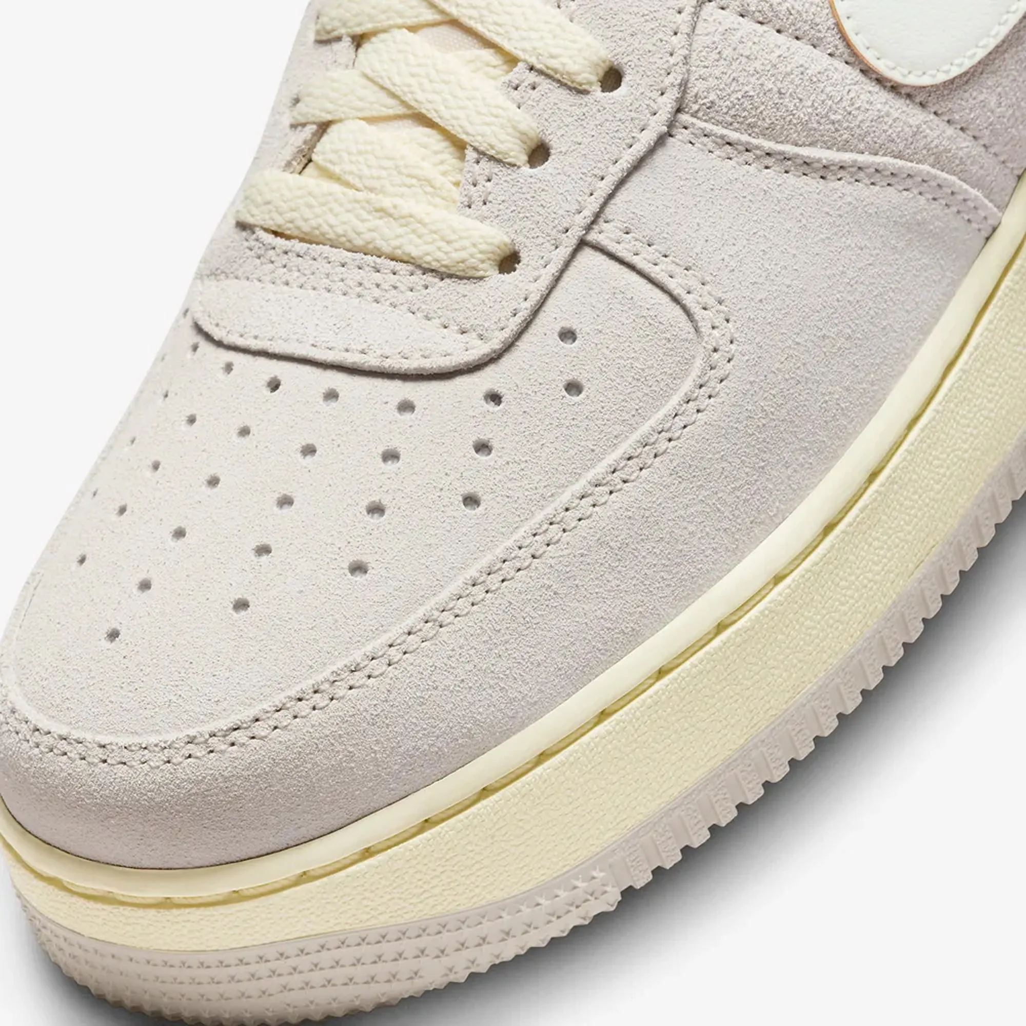 Nike | AIR FORCE 1 '07 { LT OREWOOD BRN/SAIL-COCONUT MILK